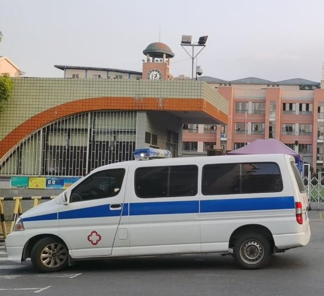 防城港救护车出租护送骨折病人一公里多少钱